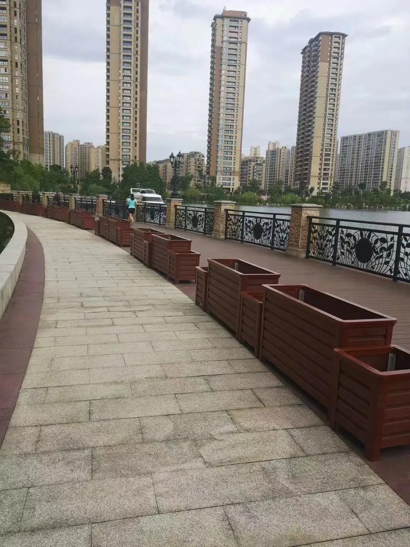 小区滨水景观仿木纹铝合金花箱